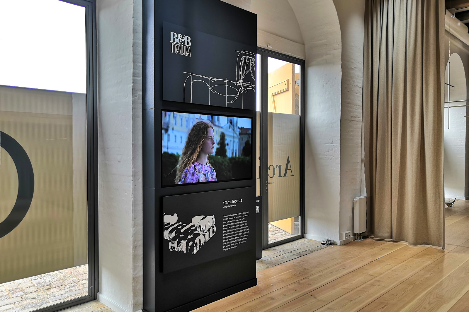 Touchwindow - The showroom as a digital environment