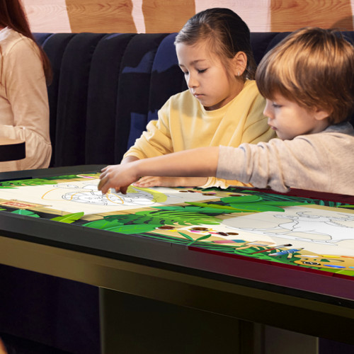 LA DIGITALIZZAZIONE NEI RISTORANTI: TRA FAMILY AREA E DIGITAL MENU BOARD