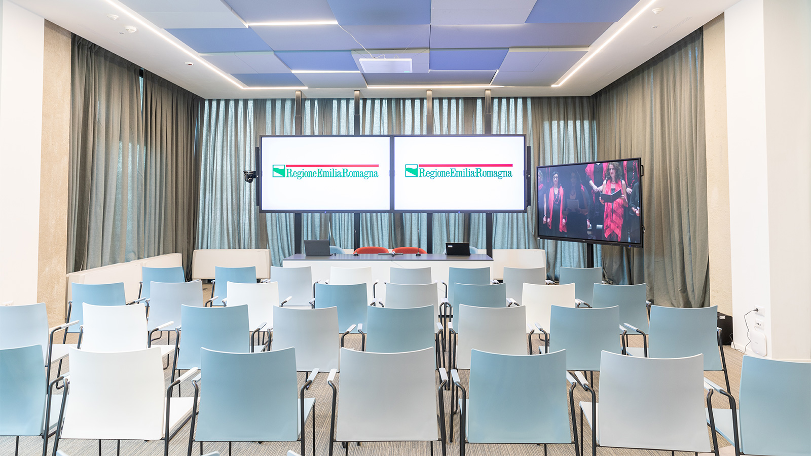 Touchwindow - Technology and furniture: integrated solutions that improve people’s well-being and work quality