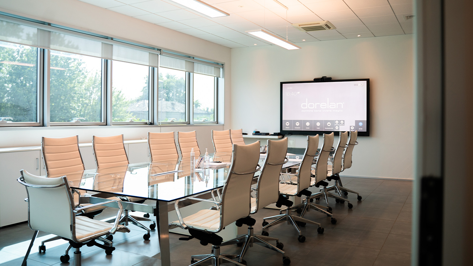 Touchwindow - Technology and furniture: integrated solutions that improve people’s well-being and work quality