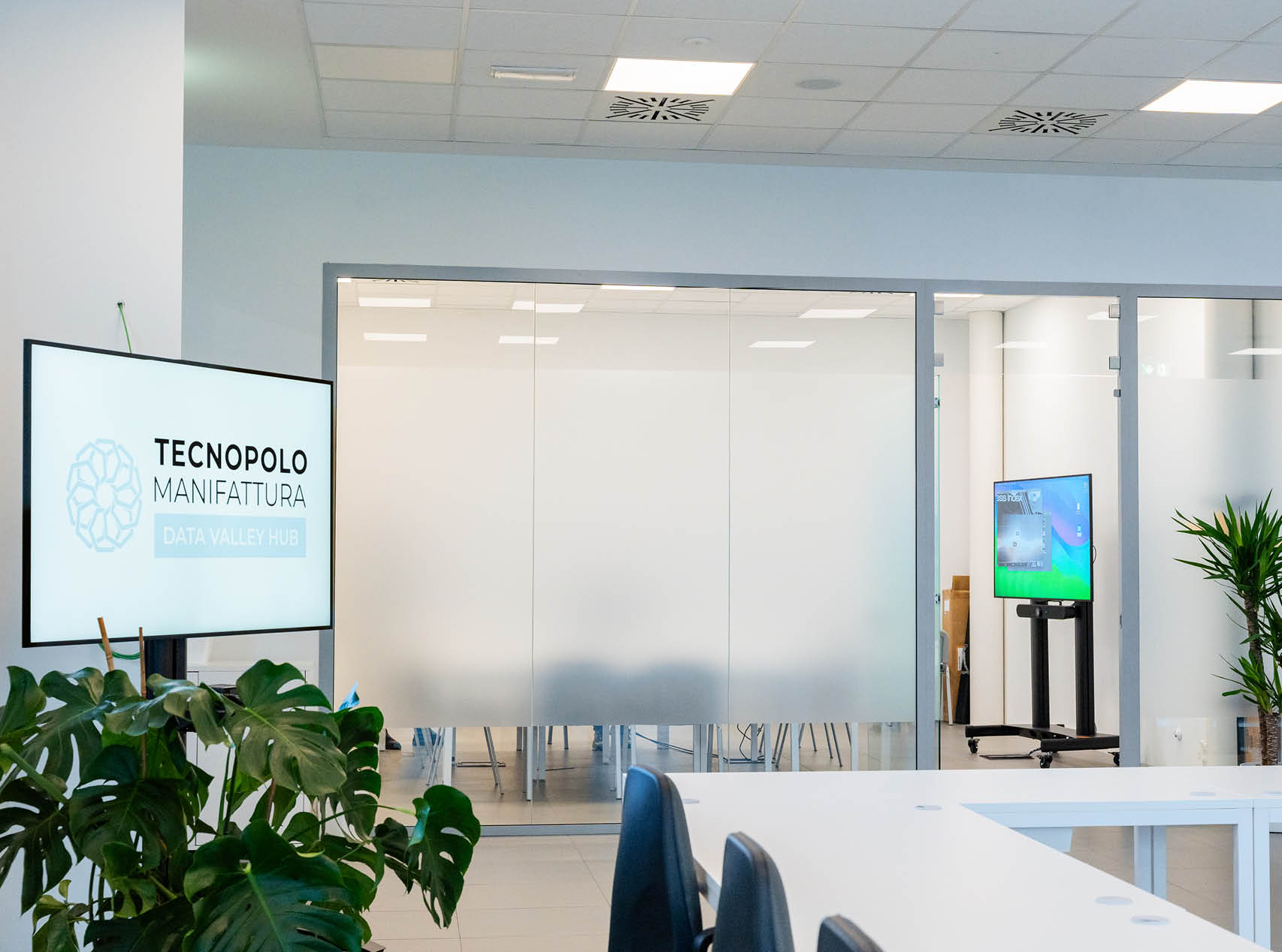 Touchwindow - Hardware, audiovisual solutions, and automation systems driving digital innovation.