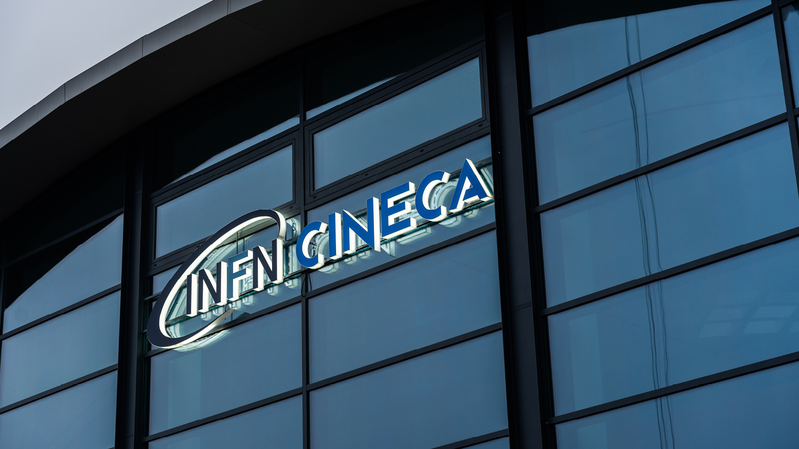 Touchwindow - Allestimento Multimediale Interattivo per CINECA: tecnologie immersive e innovazione