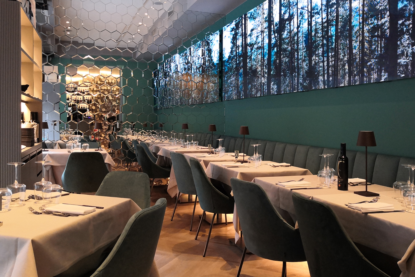 Touchwindow - Blu Food, an immersive gastronomic experience in the center of Milan